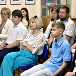 Торжественное вручение документа о первой рабочей профессии «Ассистент экскурсовода (гида)» школьникам